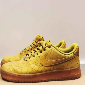  - Ett par Nike Air Force 1 limited edition MILANO gula, sparsamt använda✨
