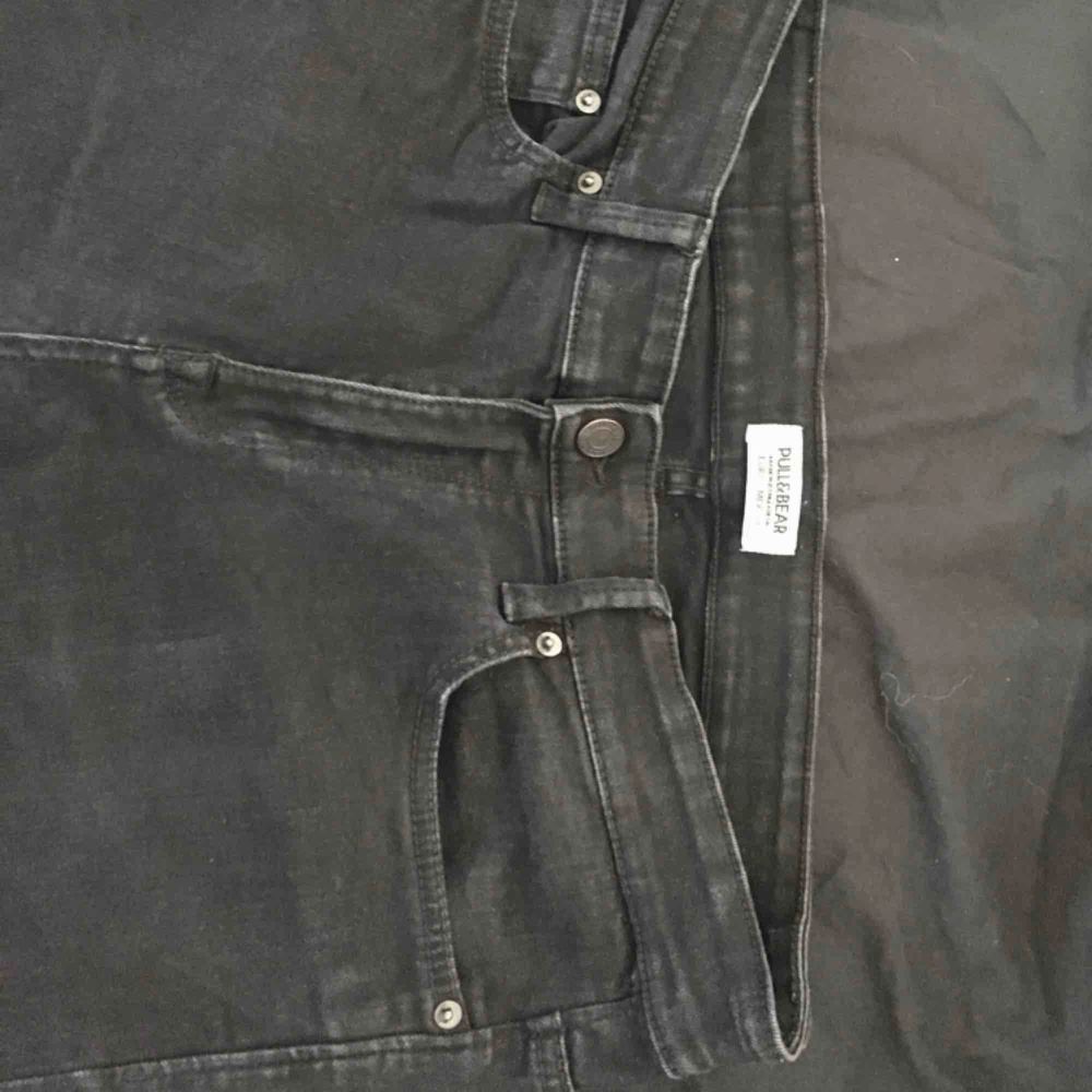 Svarta jeans från pull&bear! Dem är för herr i storlek 44.   Kontakt:  0732500530(nås på sms) Köparen står för frakten!. Jeans & Byxor.