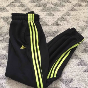 - Adidas byxor storlek 158 passar storlek xs 