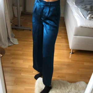  - Säljer mina supersnygga byxor från Vero Moda då de tyvärr inte kommer till användning. De är endast använda en kväll och är i mycket bra sick! Fraktar mot betalning och tar betalning via swish.