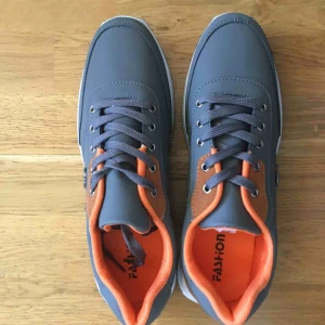  - Sneakers i nyskick. Stötdämpande sula som ger bra pronation. Vattenresistent och med snygga detaljer, t ex unik form på häl- och tåparti.  Nypris: 600 kr Finns i Sundbyberg, kan även hämtas i Härnösand eller Kramfors.