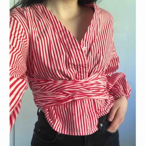  - Röd/vitrandig knytblus från H&M //🖤 Köparen står för frakten!
