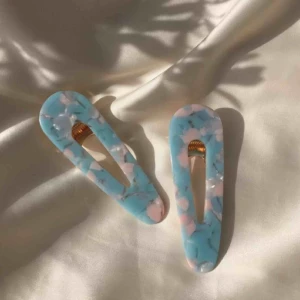  - Sakura Clips x2  Säljer hårspännen i paket på 2, för endast 160kr + frakt. Tar pre-orders och ni får era spännen inom max 3v.   ig: @sotnosblocket Följ för andra kommande saker som man inte hittar på secondhand eller stan. 