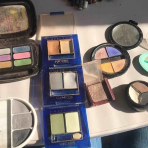 Ögonskugga - 12 olika ögonskuggor, vissa av dom är ganska använda o andra ser helt nya ut. En ögonskugga är runt 5-15kr. Vill man ha allihopa blir det 90kr. Möts upp i Norrköping annars står köparen för frakt.