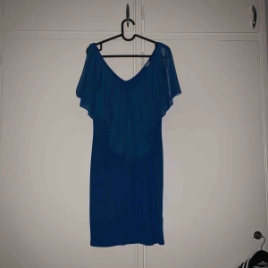  - Det är en blå tajt klänning från zara.Den är v ringas fram och lite bak. Klänningen har blivit använd en gång innan. 