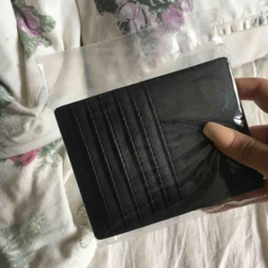  - Helt oanvänd korthållare från MANGO. Sjukt snygg men den bara ligger 💔 Gratis frakt!