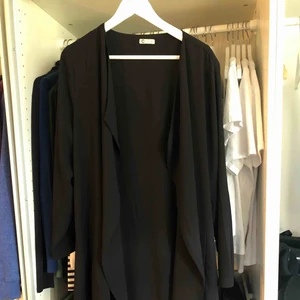  - Köpte denna tunna kappa på Gina Tricot för några år sedan för ungefär 400kr, sparsamt använd. Priset kan diskuteras, köparen står för frakt eller kan mötas upp i Göteborg ⭐️