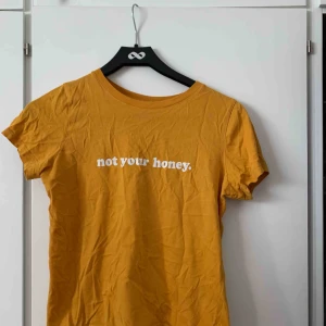  - T-shirt med tryck från Gina