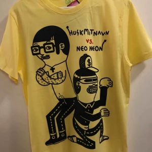  - En ny ”Husk mit navn” t-shirt i storlek M.  20:- + Frakt 18:- =38:- totalt