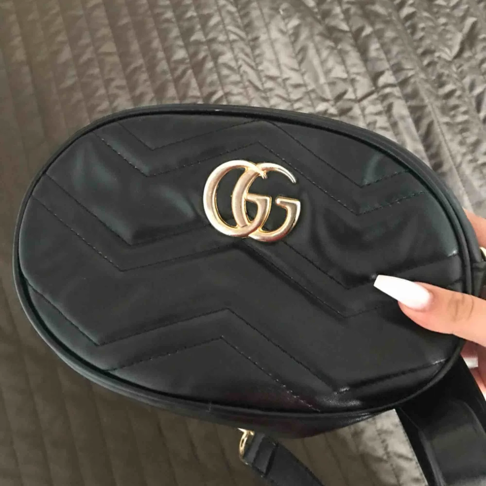 Gucci väska, kan användas som midje väska o även en vanlig axelremsväska. Kopia av gucci. Accessoarer.