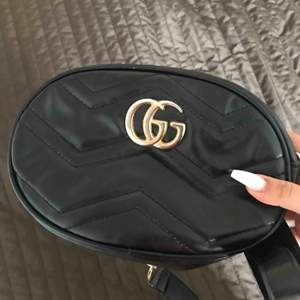 Gucci väska, kan användas som midje väska o även en vanlig axelremsväska. Kopia av gucci
