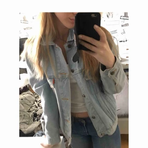  - Unisex jeansjacka i strl S, aning oversized dock. Jättefint skick överlag, har tyvärr ingen aning om märke.