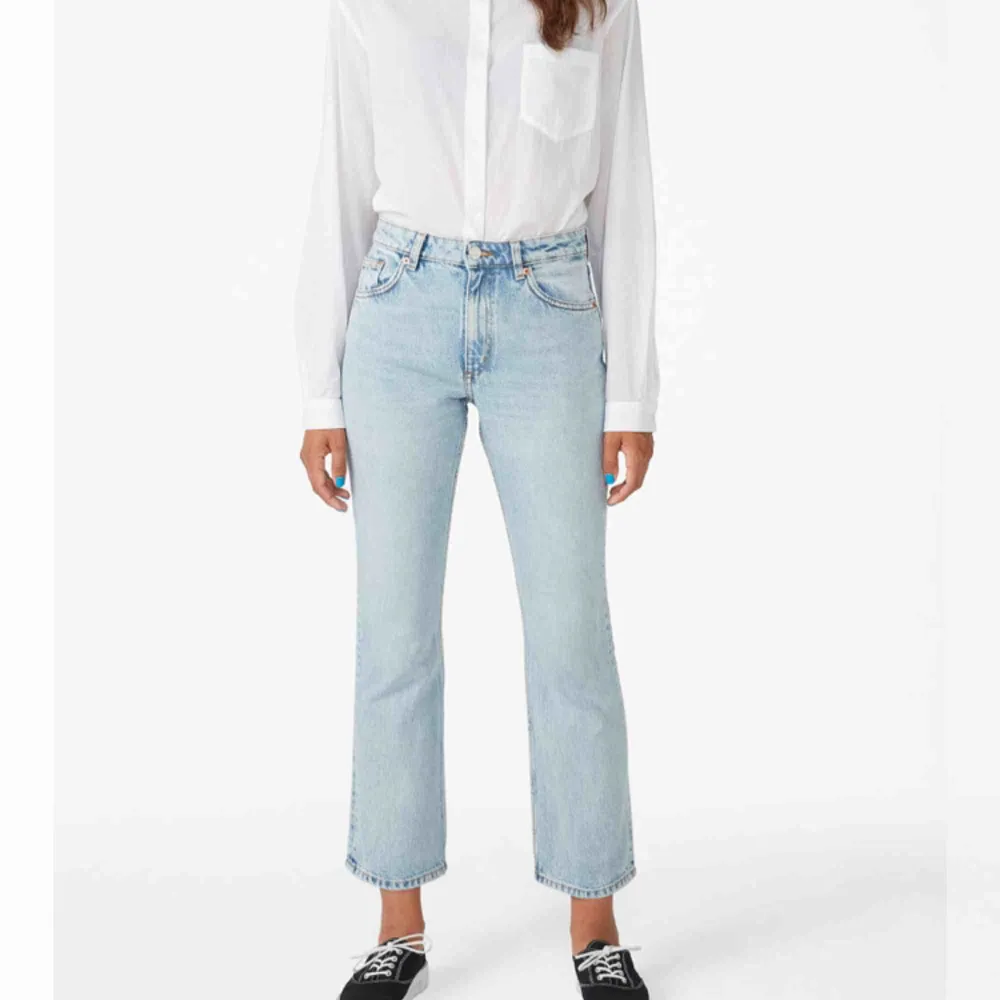 Sååå snygga jeans i perfekt färg. Säljes då jag känner att dom e aningen små i storleken o därmed inte sitter super snyggt på just mig, i perfekt skick!  motsvarar nog en M ungefär. Köpta nyligen för 400kr bjuder på frakt . Jeans & Byxor.