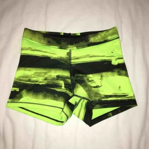  - Super snygga träningsspela med neon mönster. Bekväma och knappt använda. Har du några frågor eller vill ha fler bilder är det bara att skriva till mig 😊 Frakt betalar köparen. 