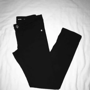  - Snygga lågmidjade svarta jeans som slutar vid anklarna. Näst intill oanvänd. Har du några frågor eller vill ha fler bilder är det basa att skriva till mig 😊 Frakt betalar köparen.