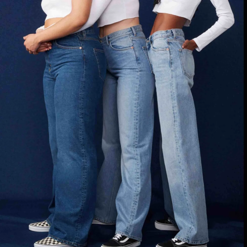 Helt oanvända svarta Yoko jeans från monki i strl 27! Säljer för att jag köpte två storlekar och glömde skicka tillbaka ena paret (har på mig strl 26 i bilden). Orginalpris 400kr, 50kr frakt tillkommer. Jeans & Byxor.