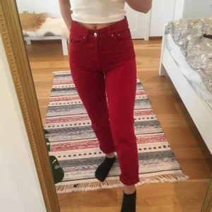  - Läckra röda jeans i vintage fit! Sitter så bra! Bara använt vid några fåtal tillfällen, så de är vid fint skick. ❤️