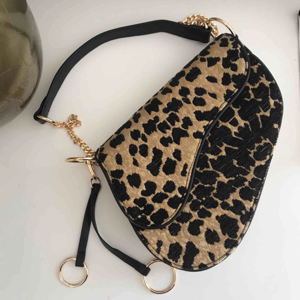 Jättefin leopard väska från Gina tricot, endast använd 1-2 gånger så i fint skick! Frakt tillkommer på 79 kr 💘. Väskor.