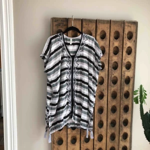  - Tunika, broderade detaljer,sprund sidorna med tofs” Längd 78 cm One size Köpt i en dyr butik på Koh Samui-Chandra Som ny! Frakt ingår