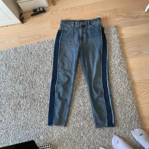  - Skiiit snygga jeans!! Sitter såå bra på men kommer inte till användning längre. Köpta för 300 kr
