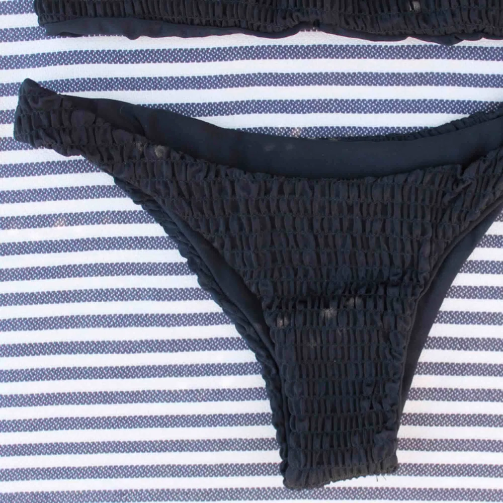 Ribbad modern bikini i svart 🖤 199 + 39 kr frakt. Övrigt.