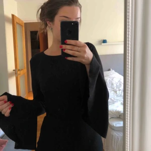  - Svart,  ribbad tröja med trumpetärmar. Använd få gånger. Köparen står för frakten.