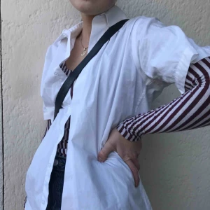  - Jättefin kortärmad skjorta! Använd endast 2 gånger💓 Passar till det mesta. 🌞Perfekt till sommarn!🌞Frakt tillkommer! Annars möts vi runt Söder💛🧡💚