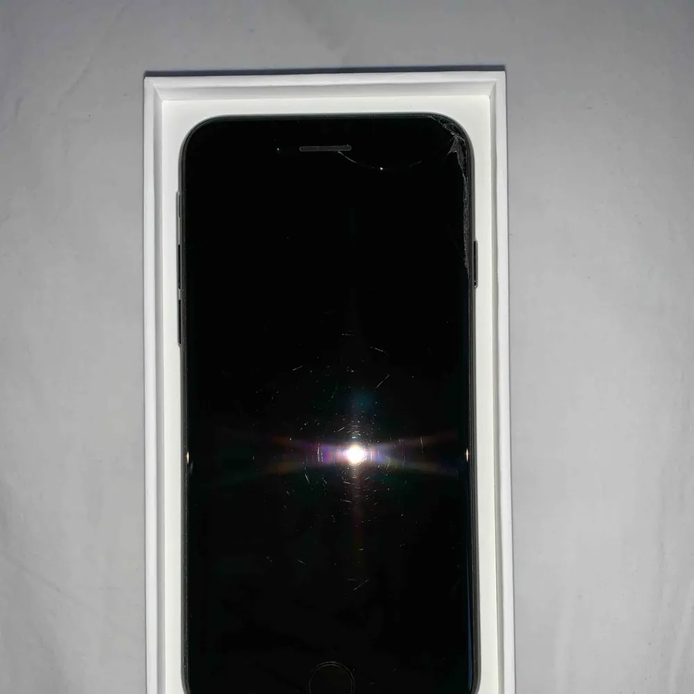 iPhone 7 32 BG matt svart, helt nya oanvända tillbehör (hörlurar, laddsladd, adapter). Telefonen har en liten skada på sidan av skärmen. Övrigt.