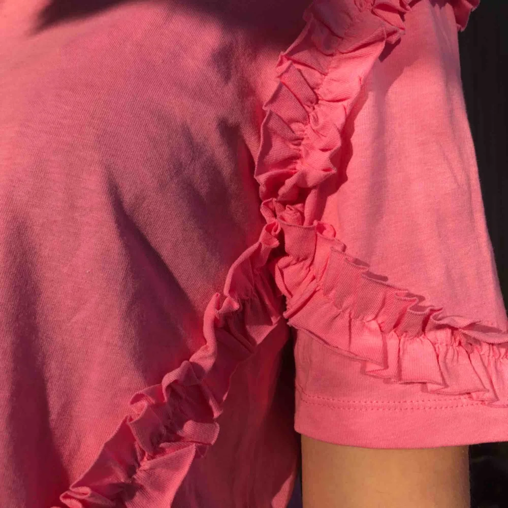 Fin rosa tröja helt fläckfri och knappt använd. Den är XS men passar bra på S också. Köparen står för frakt. . T-shirts.