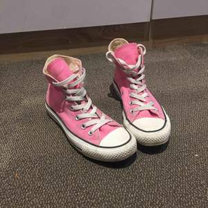 Äkta Converse skor i fin rosa färg. Sparsamt använda. En silverring på ena skon har lossnat (se bild 2) därav priset💕