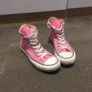  - Äkta Converse skor i fin rosa färg. Sparsamt använda. En silverring på ena skon har lossnat (se bild 2) därav priset💕