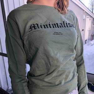 Cool gröngrå sweatshirt från hm med tryck. Nästan oanvänd och i fantastiskt skick. Kan skicka mer bilder om det önskas. Köparen står för frakten. 