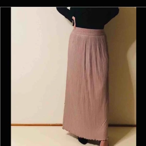  - Lång kjol endast för 199kr missa inte!. Den finns i svart färg också. 