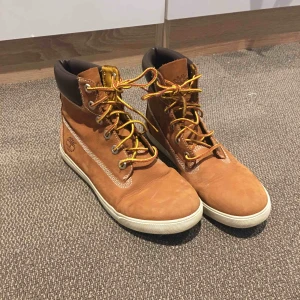  - Äkta Timberland skor. Använd ytterst få gånger, som nya. Kommer tyvärr inte till användning längre. Bra i storleken. Super fina💕
