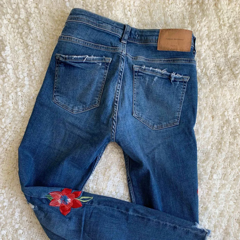 Gulliga jeans från Zara med blommor broderade på sidan. Säljer pga för små för mig tyvärr. Köparen står för eventuell frakt. . Jeans & Byxor.