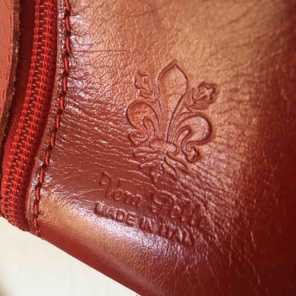 Jättefin röd skinnväska från Vera Pelle som tyvärr inte kommer till användning. Köpt second hand och är i väldigt bra skick🌻 köparen står för eventuell frakt!. Väskor.