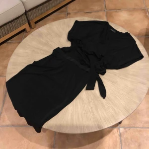  - Klänning by Malene Birger knyte midja,glapp mellan underdel/överdel. Snäv kjol del- nedanför knäet längd och luftig överdel Som ny! Silkigt polyester material