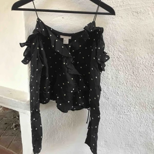  - Off- shoulder topp.