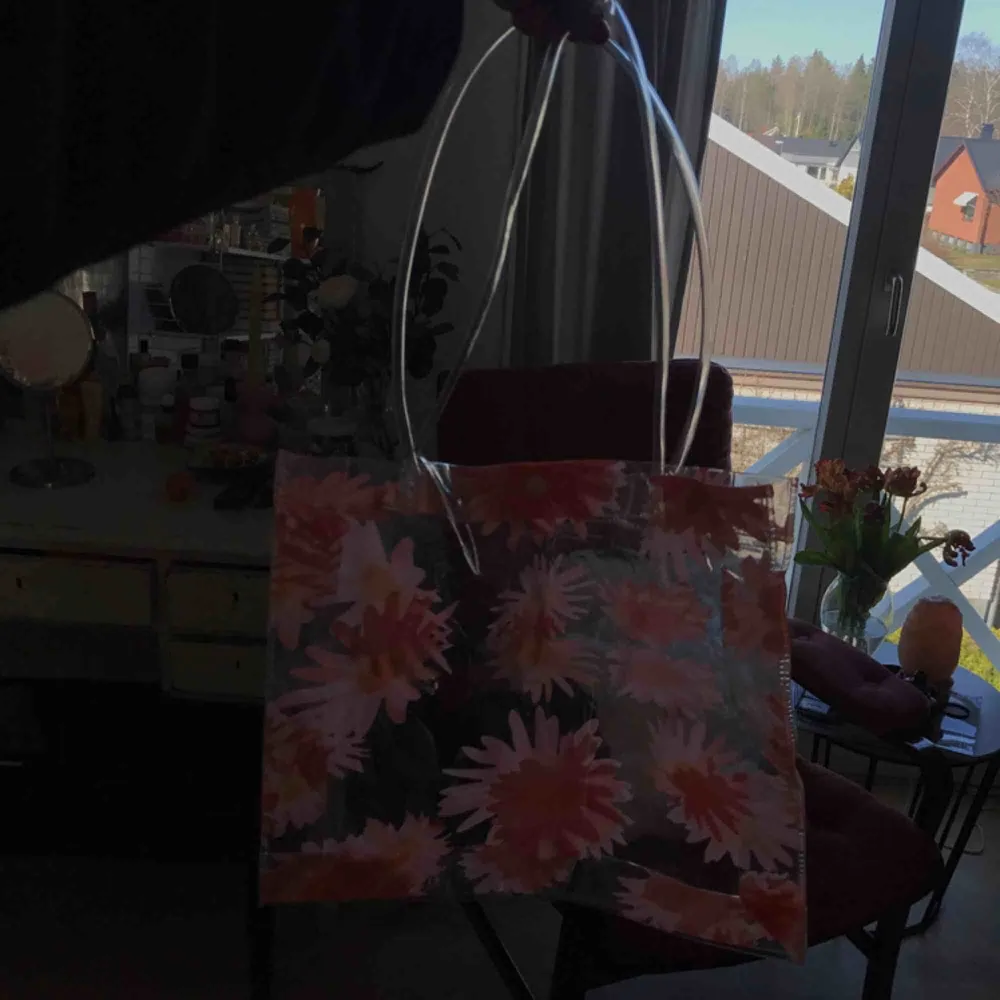 Suuupersöt genomskinlig väska, perfekt till våren och sommaren 🌞🌷aldrig använd! . Väskor.