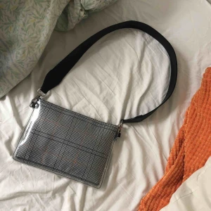  - Väska från Carin Wester, knappt använd! Köparen står för frakt (29 kronor). Kan även mötas upp i Stockholm.