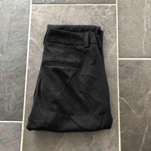  - Kostymbyxor från Vero Moda. Använda 1 gång så är i superfint skick! Storlek 34 & sitter superfint, har bara inte kommit till användning 🖤