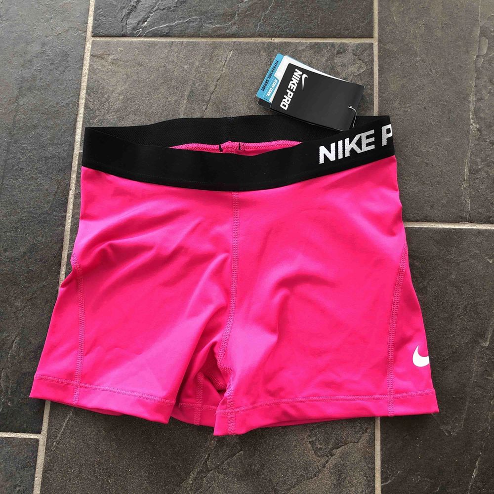 Rosa NikePRO-shorts. Sprillans nya och har aldrig blivit använda, prislappen är kvar. Köpta för 249, säljer för 100 kr+frakt. 💗. Shorts.