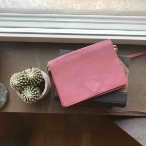  - Rosa fin väska i fakeläder från H&M🌟💐