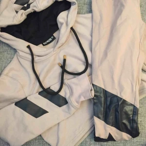  - Crop top med byxor från Elly pistol. Priset är för båda delarna och jag betalar frakt ☺️