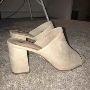  - Supersköna klackar från XIT, 7cm klack men enkla att gå i! Använda en gång