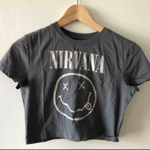  - Cropped T-shirt Nirvana. Ca 35 cm längd
