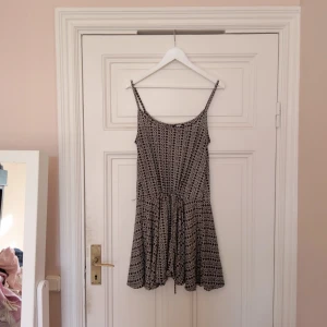  - Superskön mönstrad klänning att bara dra på sig från Bik Bok! Längden går att anpassa med hjälp av snöret i midjan. Ganska stor S, passar nog även en M beroende på din längd. 100% polyester men känns verkligen som bomull/viskos✨