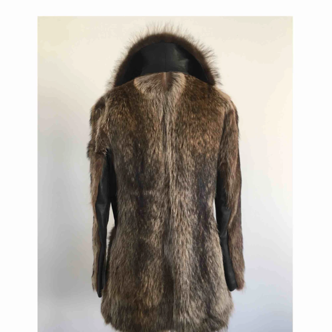 Äkta päls med skinndetaljer - 91