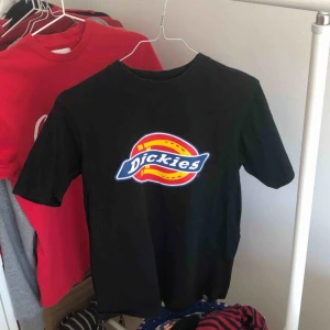  - svart dickies t-shirt i xs :) säljer den pga att den blivit för liten för mig. frakt ingår inte i priset