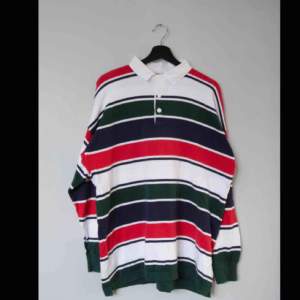 Säljer en vintage randig Benetton rugby tröja!  Size: L (saknar tag, drop shoulders) Cond: 8/10 (mycket bra vintage skick)